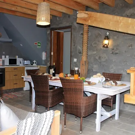 Pico Formoso Vínea Lava Alojamentos Pico Pensión 3*