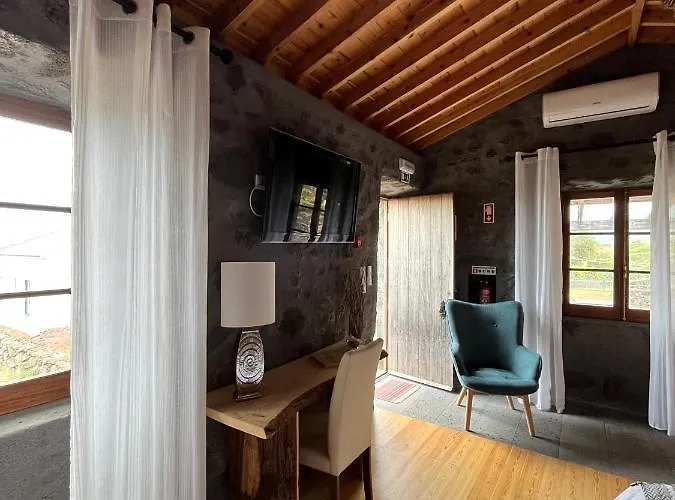 Pico Formoso Vinea Lava Alojamentos Pico 4*